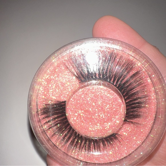 7 pairs of Eyelashes - Picture 6 of 8